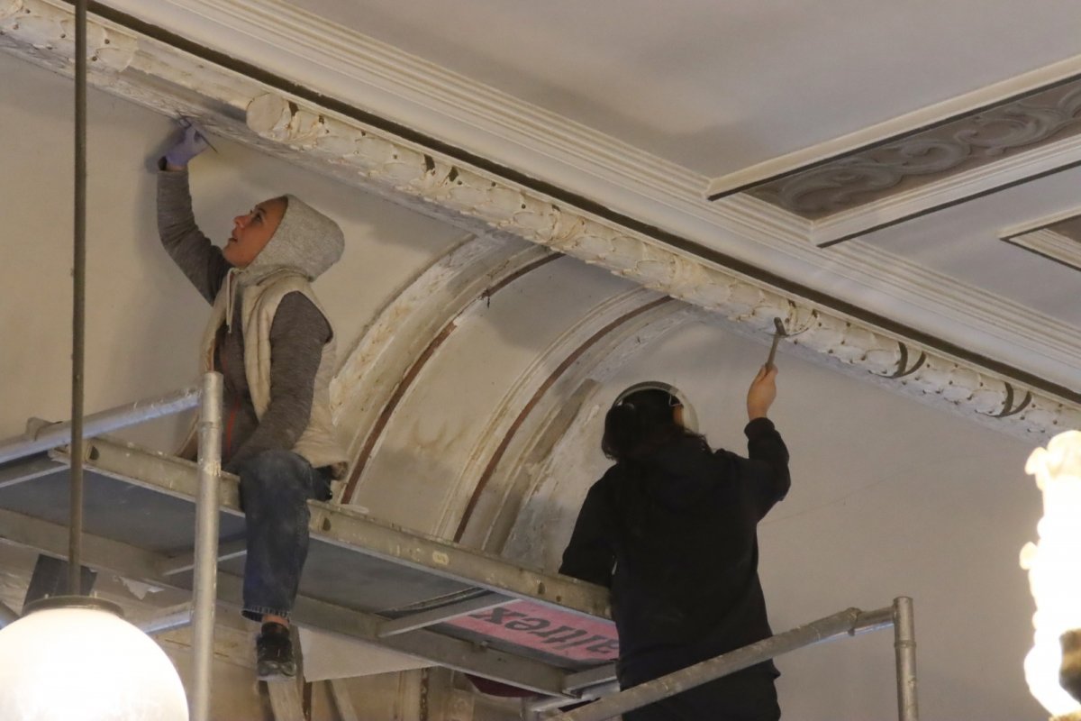 Renovarea Sălii Iuliu Maniu scoate la lumină frescele originale (FOTO)