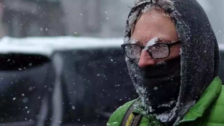 Val de aer POLAR peste România. Informare meteo de fenomene severe. Unde cad primele ninsori