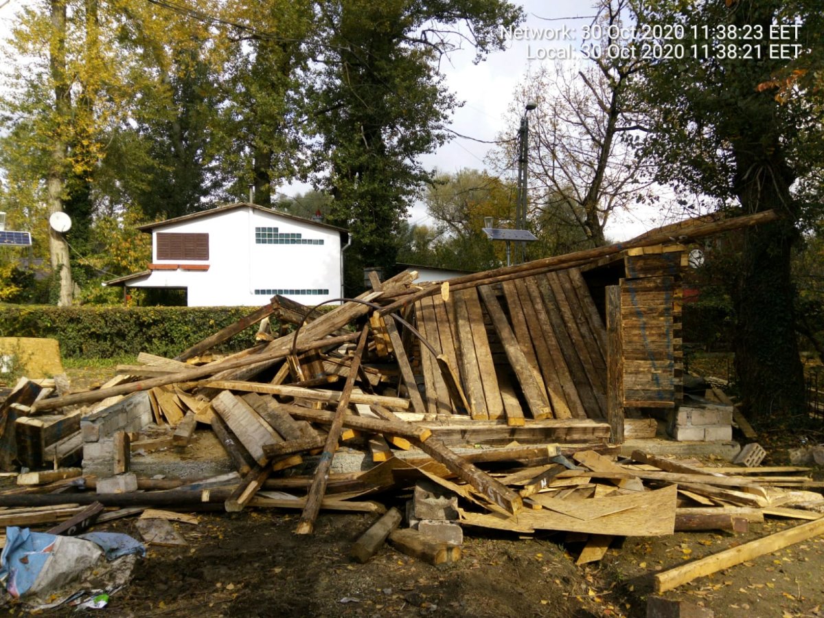 Cabană construită ilegal pe Insula Mureș pusă la pământ de Primărie (FOTO)