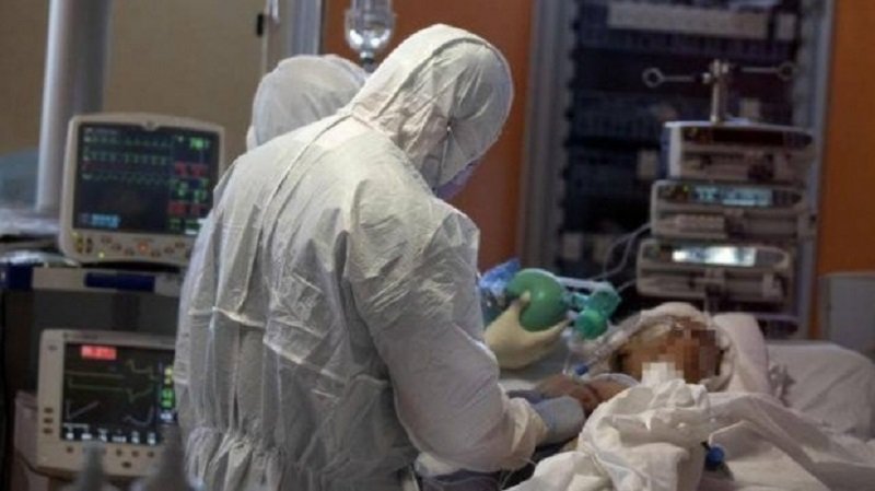 România a depăşit 7.000 de decese COVID. Aproape 100 de infectaţi au murit în 24 de ore