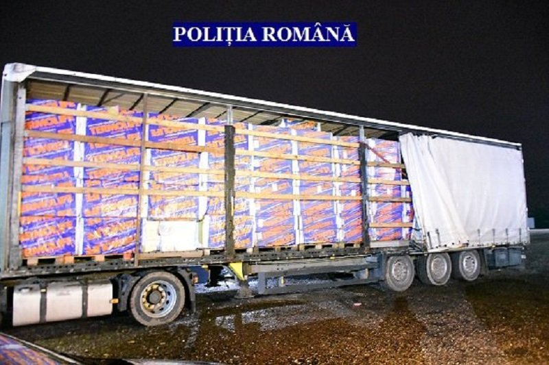 Asta da captură: un TIR încărcat cu țigări netimbrate găsit de polițiștii arădeni cu sprijinul Direcției de Operațiuni Speciale