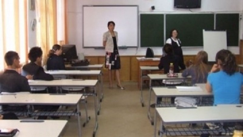 Elevii claselor a VIII-a şi a XII-a vor reveni la şcoală pentru pregătirea examenelor naţionale. Anunţul ministrului Educaţiei