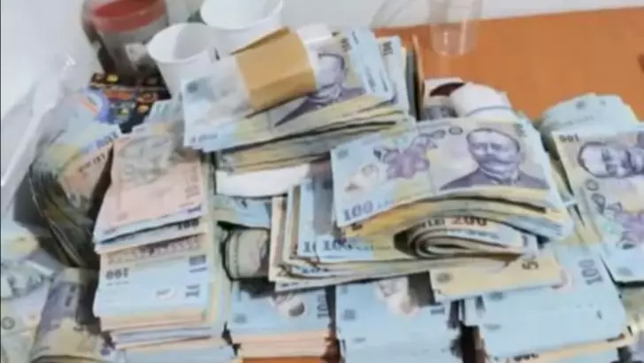 Captură URIAȘĂ de bani cash, descoperită la un traficant de droguri din Capitală. Banii proveneau din vânzarea dintr-o SINGURĂ săptămână!