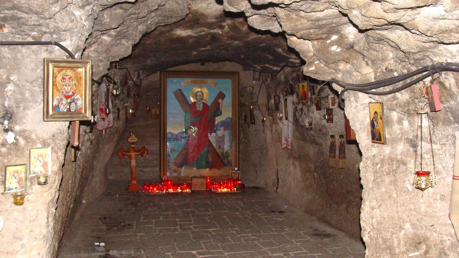 “Tradiţia” Sf Andrei, moaştele lui Eminescu şi cruciadele IPS Teodosie Tomitanul