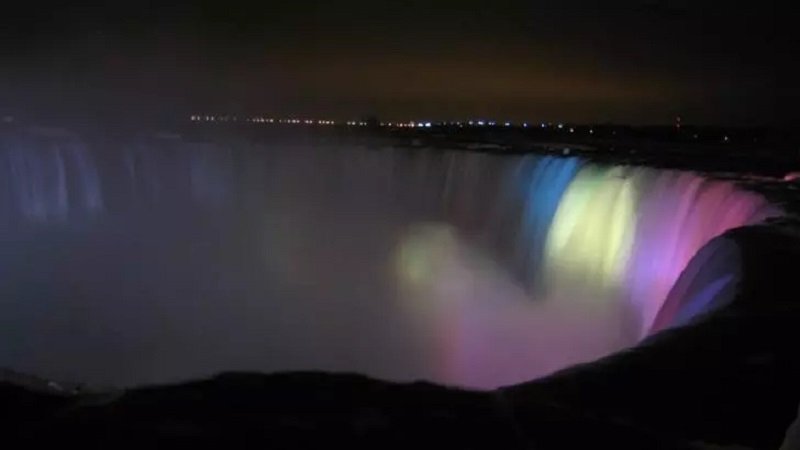 Cascada Niagara va fi iluminată în culorile steagului României, de 1 decembrie