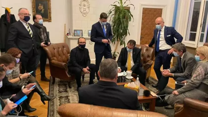 Tensiuni pe scena politică: negocieri de ultima oră. Liberalii se reunesc din nou - Numele de premier de pe masa lui Iohannis