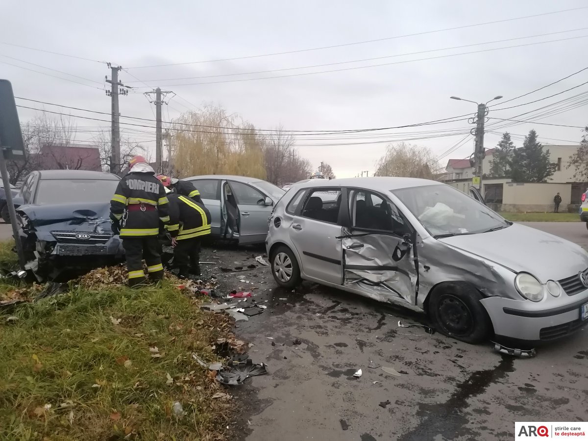 Accident grav cu trei mașini în Aradul Nou 