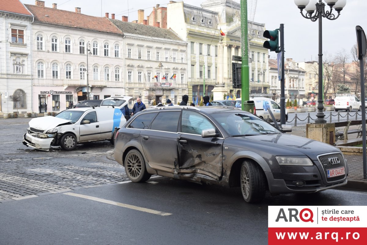 Doi frați, un AUDI și un OPEL, s-au îmbrățișat afectuos sub bradul Primăriei Aradului, cântând împreună ”O Tannenbaum”!