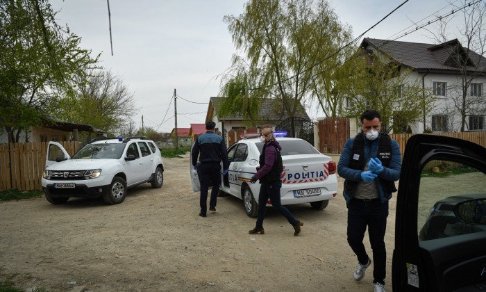S-au trezit cu poliţiştii din Chişineu-Criş în casă; a fost recuperat un prejudiciu de 30.000 de euro