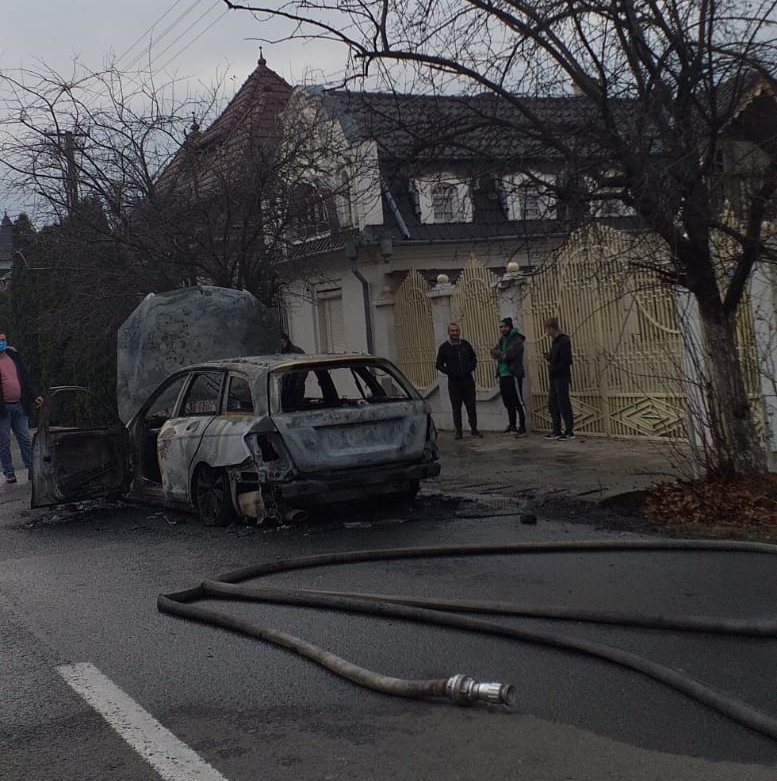 Autoturism în flăcări la Șiria (Video)