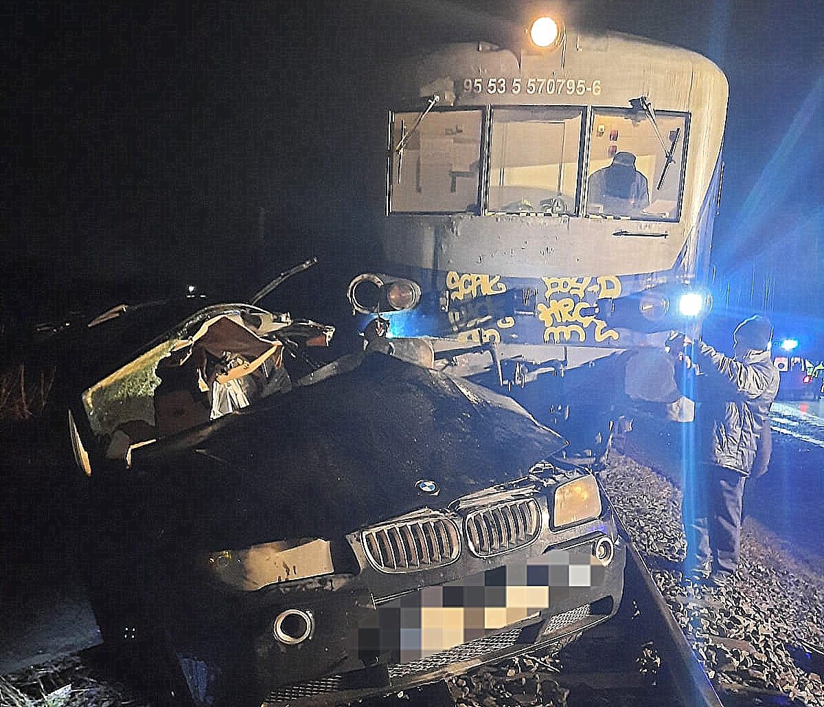 Fată de 21 de ani moartă în BMW lovit de tren la Ineu