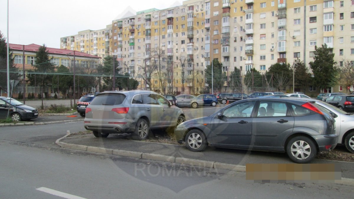 Cât costă să-ţi parchezi maşina pe spaţiul verde (FOTO)