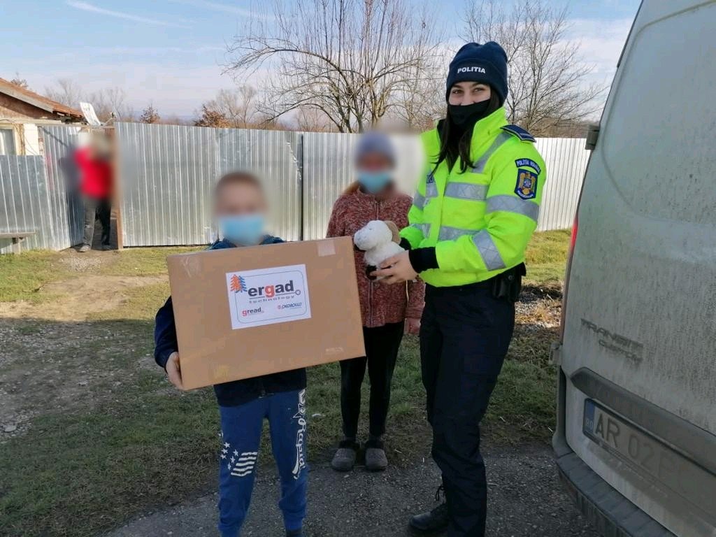 Dar din dar: polițiștii arădeni alături de cei mai puțin norocoși (FOTO)