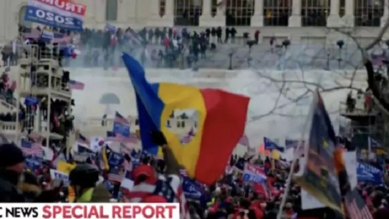 Drapelul românesc a fost fluturat în timpul manifestațiilor violente din SUA - Tricolorul găurit în centru, simbol al Revoluţiei din 1989