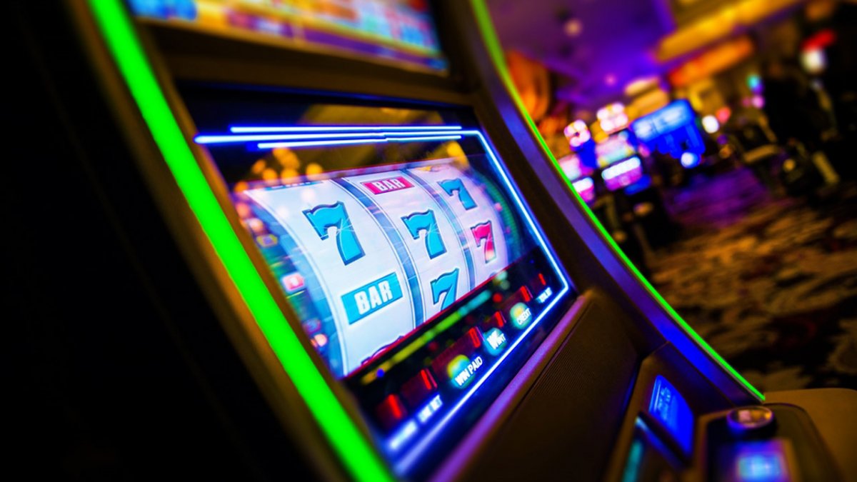 Aparat slot-machine distrus la Pâncota; care a fost prejudiciul şi ce a păţit bărbatul care a comis fapta