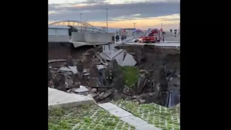 EXPLOZIE uriașă în Italia: Un spital covid din Napoli a fost evacuat. Zeci de mașini au fost prinse sub pământ