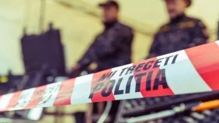 Femeie înjunghiată de 5 ori, în scara unui bloc din Oradea. Agresorul, un POLIȚIST