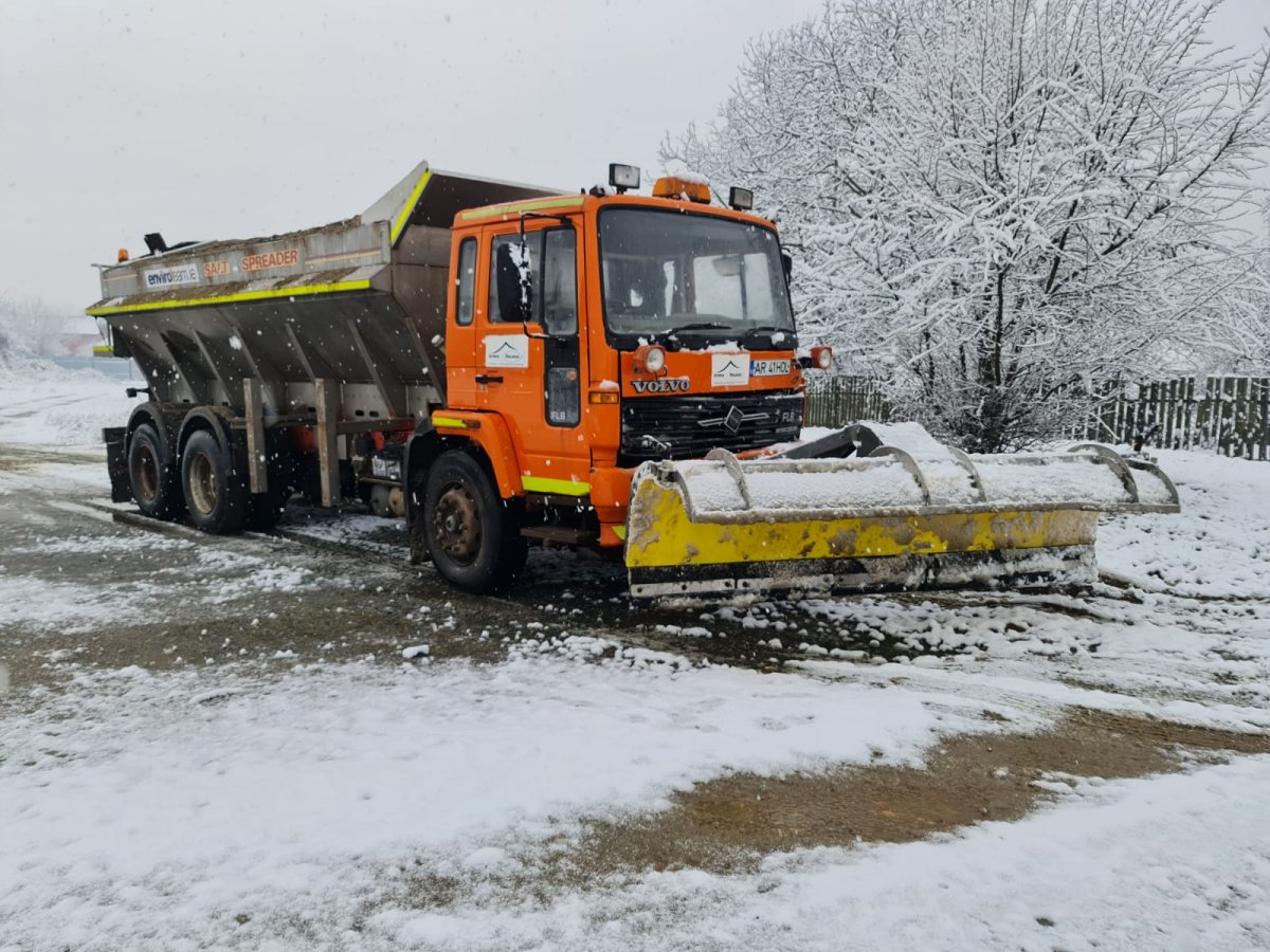 Pe drumurile din județ se circulă în condiții de iarnă, fără probleme majore