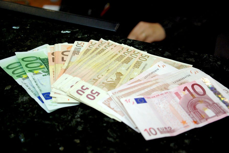 A furat 1.400 de euro dintr-o casă din Zărand