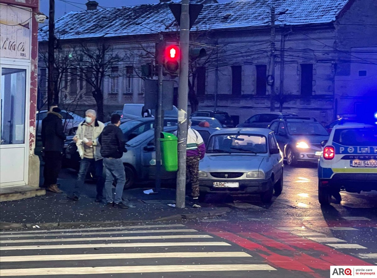 Videoclip cu momentul în care o Dacie este lovită de un Sharan pe strada Andrei Şaguna