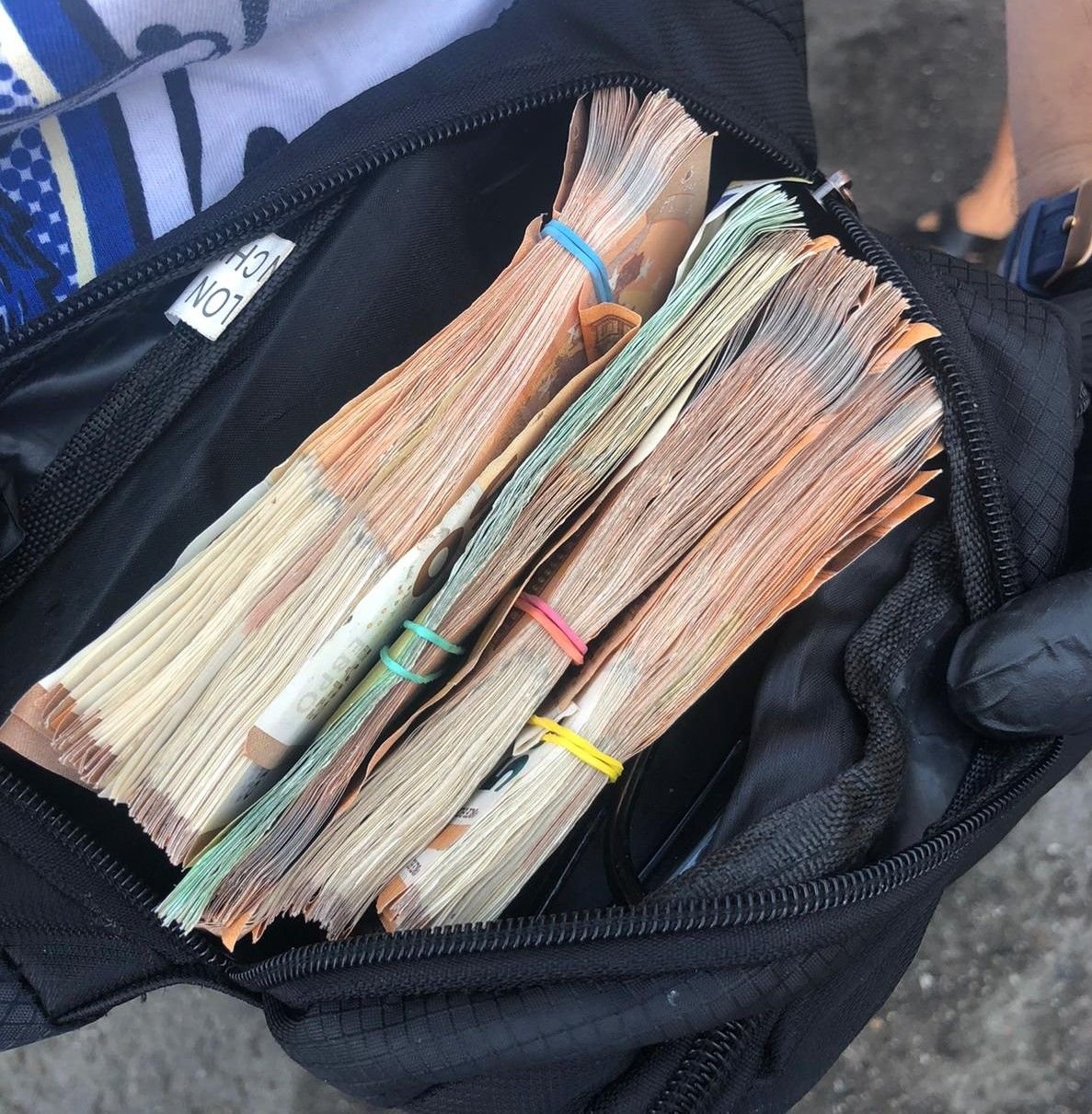 O borsetă cu 13.000 de euro uitată într-un local din Pecica „a făcut picioare” şi a ajuns tocmai în... Germania