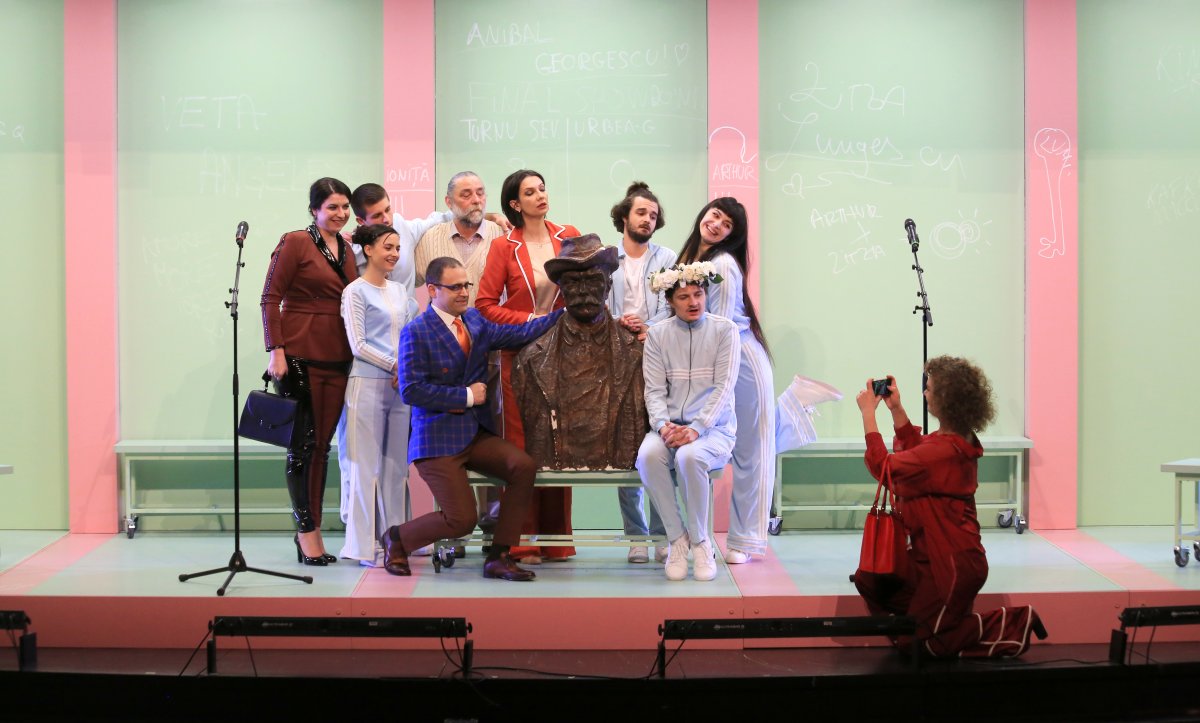 „Școala și familia” -  premieră la Teatrul Clasic „Ioan Slavici” Arad; a mai rămas o zi