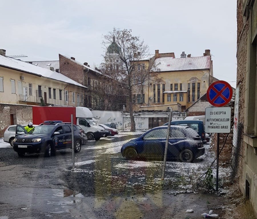 ATENŢIE! Parcarea de pe strada Aviator Georgescu este rezervată pentru maşinile Primăriei; ce măsuri a luat Poliţia Locală