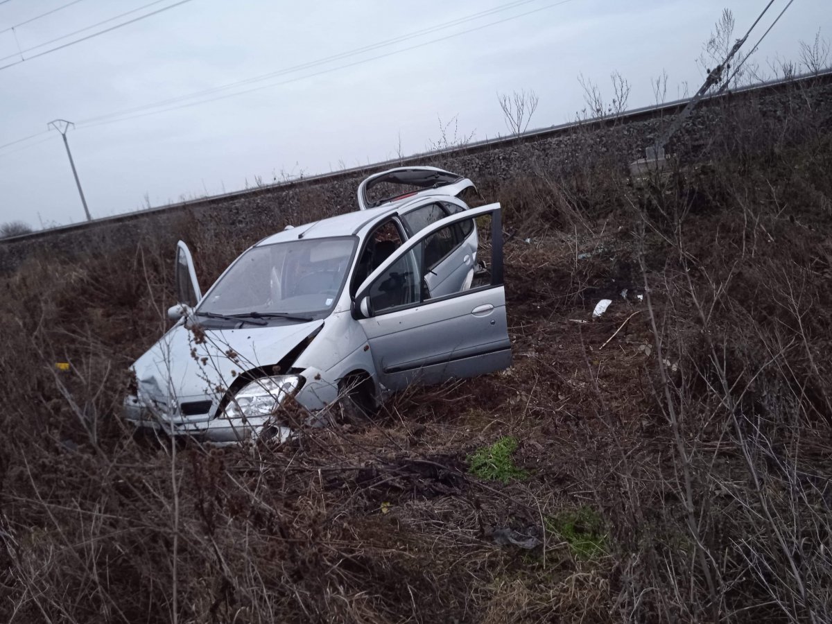 Accident între Şofronea şi Curtici; maşina a ajuns la doi paşi de calea ferată