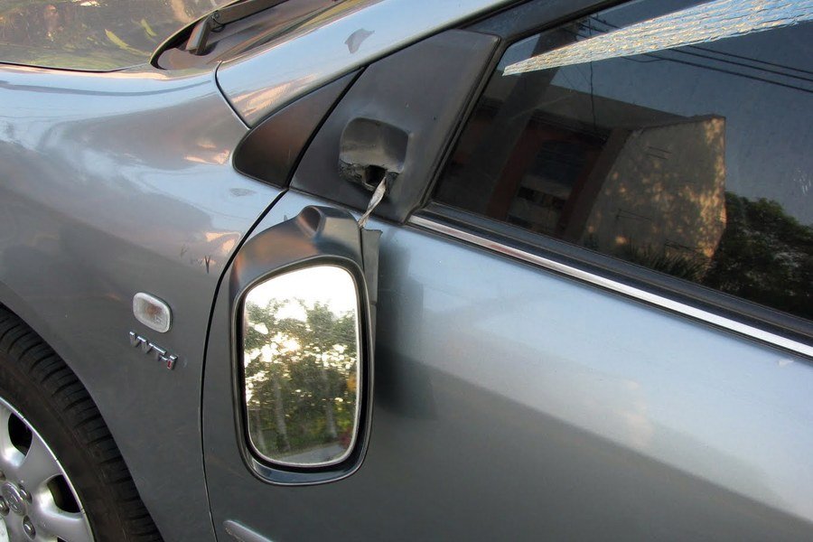 Pe un tânăr din Sântana l-au supărat oglinzile retrovizoare ale unui autoturism din municipiu