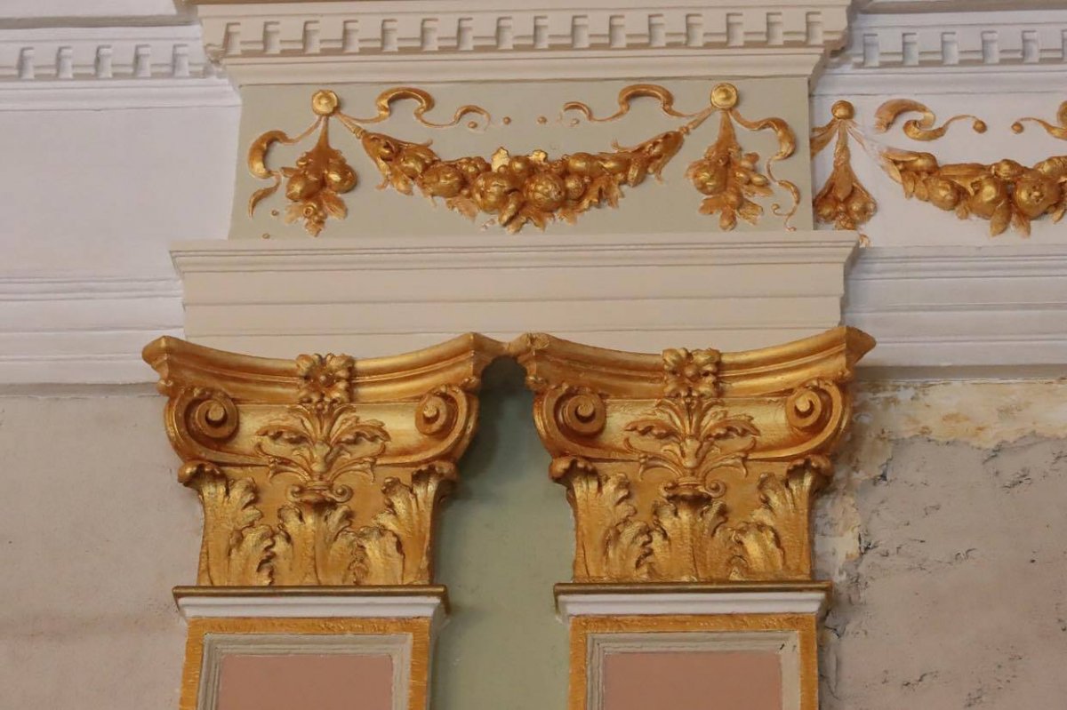 O investiție de impact pentru România, Sala „Iuliu Maniu” din Arad, a ajuns la aplicarea foiței de aur pe elementele interioare