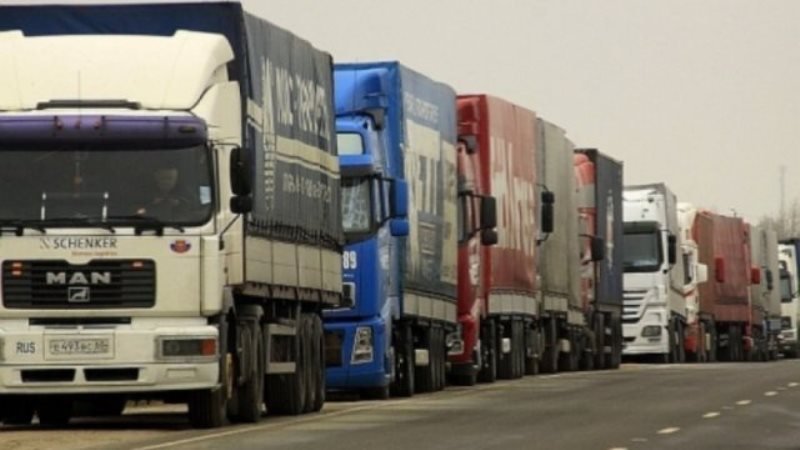 Cod roşu la PTF Nădlac II: tirurile aşteaptă 150 de minute pentru a ieşi din ţară