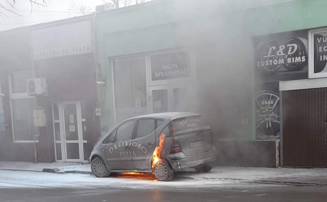 INCENDIU! Un autoturism a luat foc în municipiul Arad!