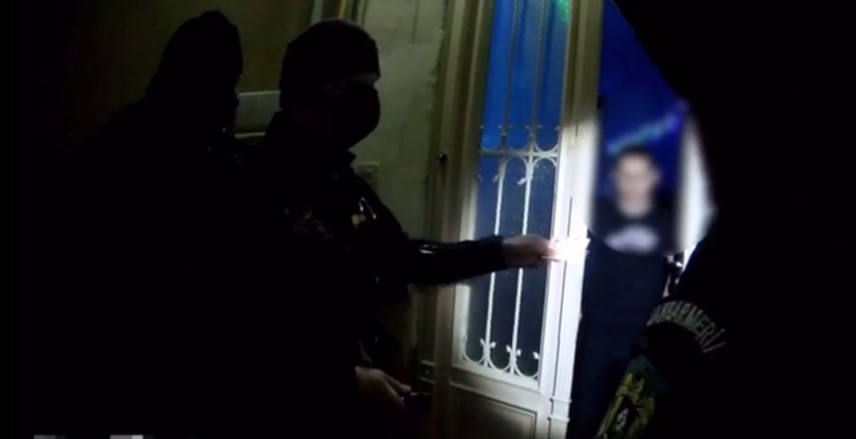 Petrecere cu 20 de persoane, spartă de jandarmi și polițiști - VIDEO