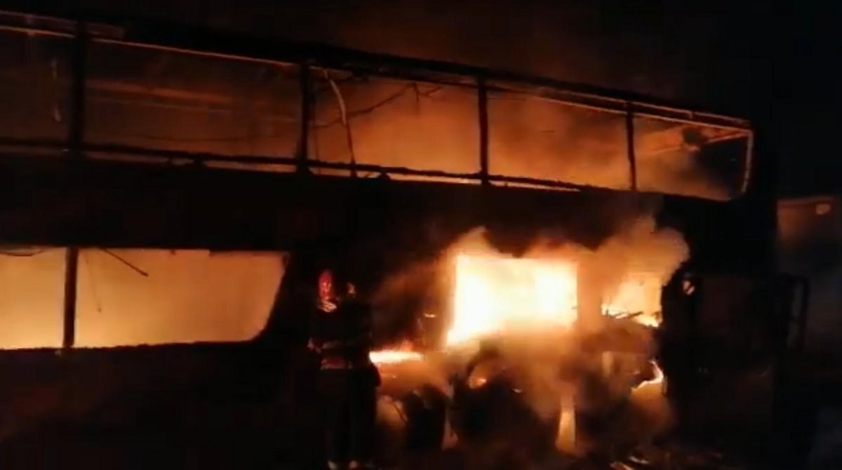 Autocar în flăcări pe A1! A ars ca o torță: Zeci de români care se întorceau din Franța se aflau la bord