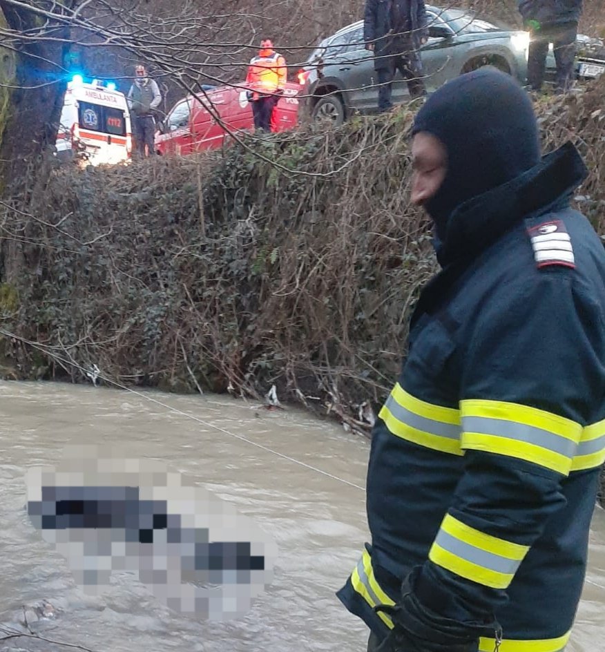 Pompierii intervin pentru scoaterea unei persoane decedate dintr-o vale de la Păiușeni
