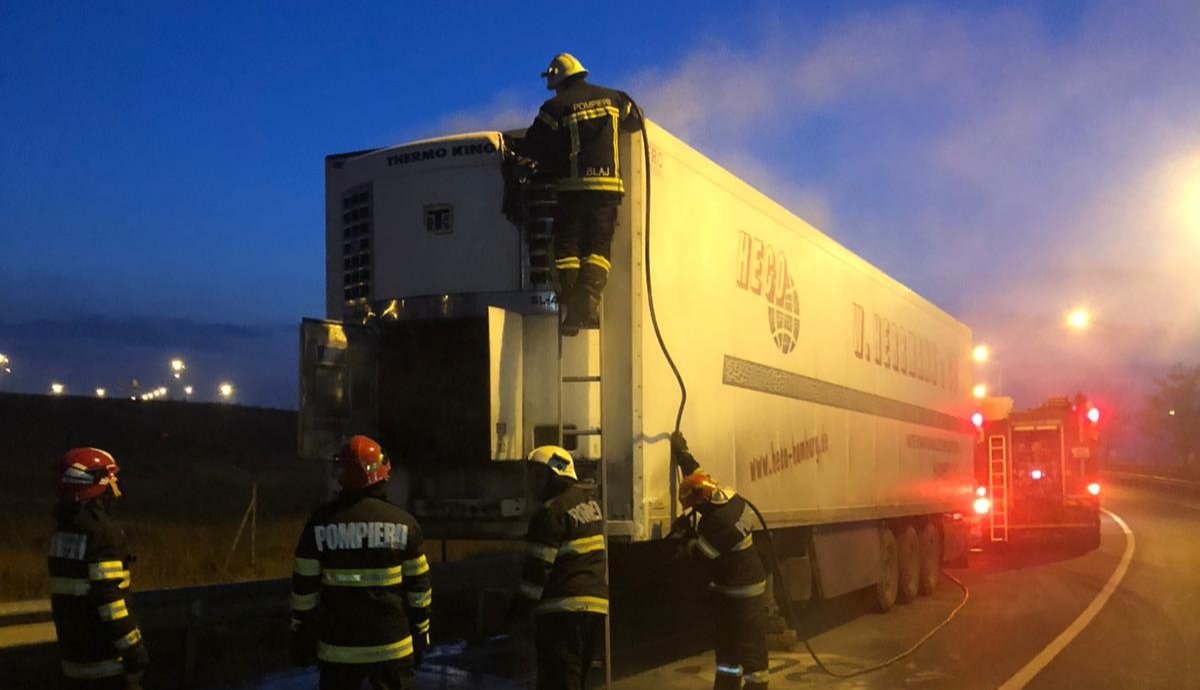 Incendiu la remorca unui autotren pe DN 69