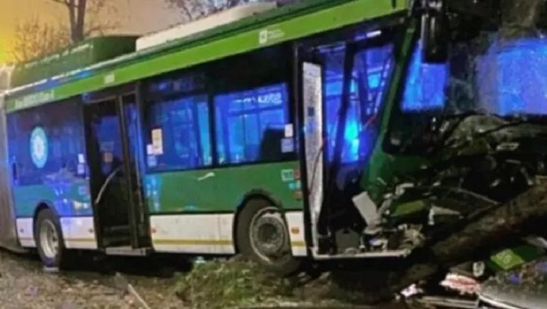 O șoferiță româncă a ȘOCAT Italia, după ce a provocat un accident CUMPLIT la Milano: Trei răniți, un autobuz complet distrus și mai multe mașini avariate