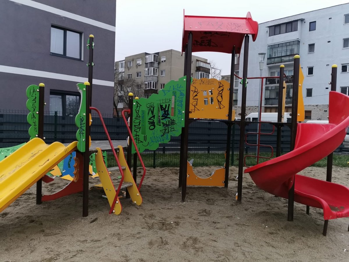 Ca în junglă: un parc din Confecţii, dat în folosinţă în urmă cu câteva luni, a fost vandalizat (FOTO)