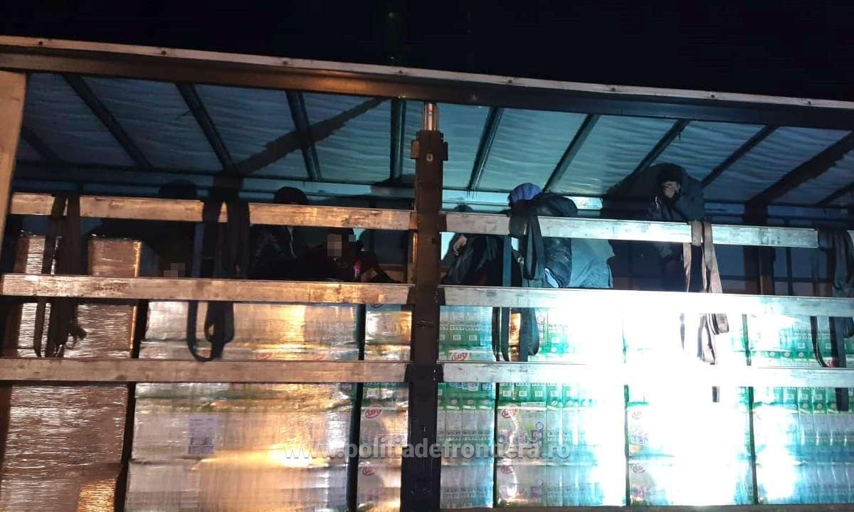 Aproape douăzeci de migranți, ascunși în mai multe TIR-uri, au fost reținuți la graniță - VIDEO