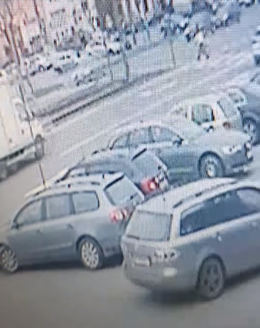 Biciclist luat pe capota unei mașini, pe o trecere de pietoni din Aradul Nou (VIDEO)