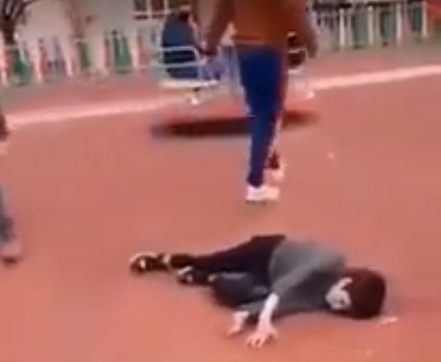 Imagini şocante la un loc de joacă din Hunedoara. O ceartă între doi copii a fost încheiată extrem de agresiv de un adult - VIDEO 
