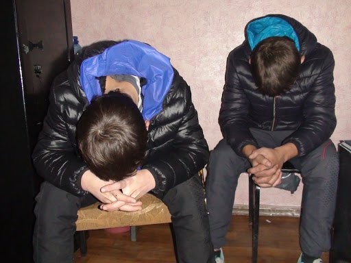 Doi adolescenți au tâlhărit o persoană din Târnova. Polițiștii i-au reținut pe cei doi minori