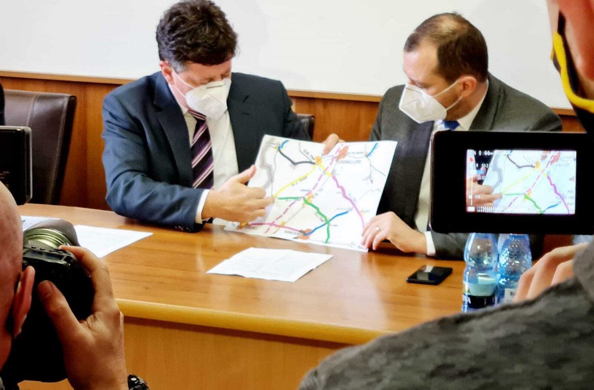 Au fost semnate contractele pentru drumurile Curtici-Sânmartin şi Socodor-Nădab; oraşele Curtici şi Chişineu-Criş vor avea centură