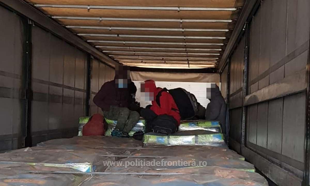Într-o singură zi, 51 de migranți au fost găsiți în automarfare la graniță - VIDEO