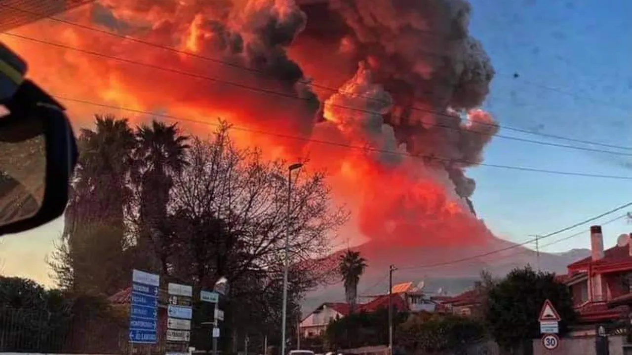 VIDEO Vulcanul Etna a erupt din nou. Este una dintre cele mai mari şi spectaculoase erupţii din ultimii ani, imaginile sunt impresionante