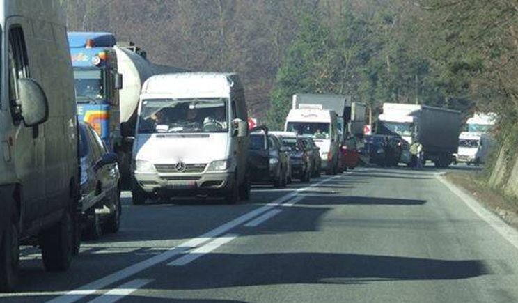 Trafic rutier blocat pe DN7, în urma unui accident / UPDATE: Traficul a fost reluat