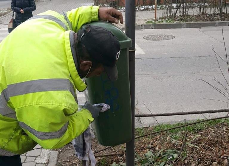 Coșurile de gunoi din municipiu, la dezinfectat (FOTO)