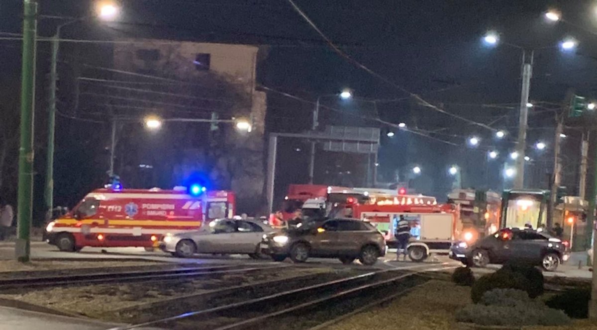 Două accidente în care au fost implicate tramvaie și autoturisme au avut loc în această dimineață