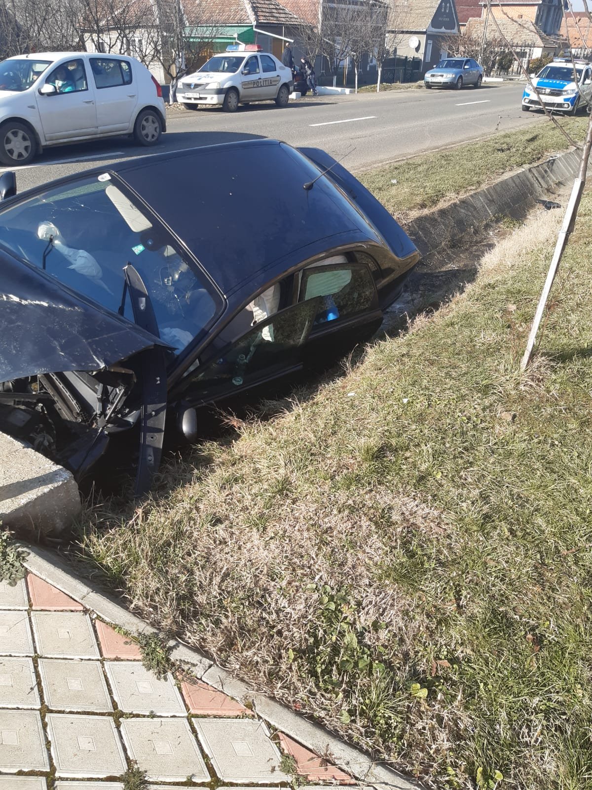 A ajuns cu mașina în șanțul de pe marginea drumului, la Covăsânț / UPDATE: 