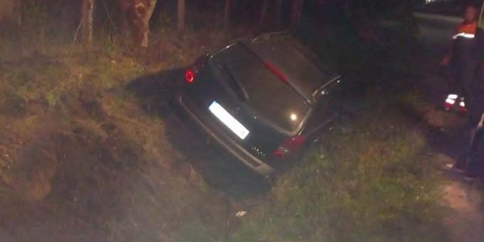 Un „șofer” a derapat și a ajuns cu mașina în șanț, la Pilu